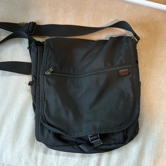 Tumi Made in the USA Crossbody Messenger Bag in Black - Picture 1 of 15